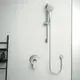 Brausearmatur von Ideal Standard, montiert an einer Wand, mit einer Handbrause auf einem Schlitten und einer Wandbefestigung für den Schlauch.